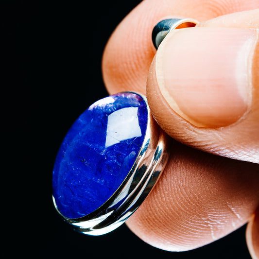 Oval tanzanite pendant in .925 sterling silver, close-up of blue gemstone