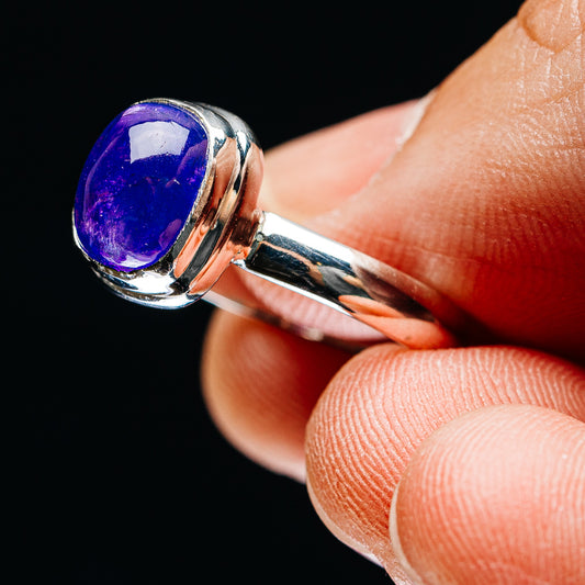 Tanzanite ring with oval blue-violet stone and ribbed silver band, side view