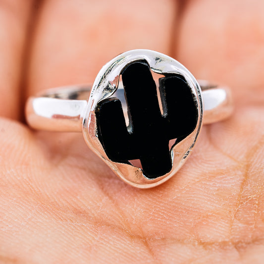 Cactus-shaped black onyx ring in sterling silver with polished band