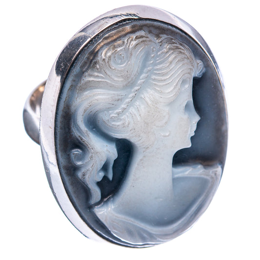 Close-up oval cameo ring in .925 sterling silver with blue profile relief