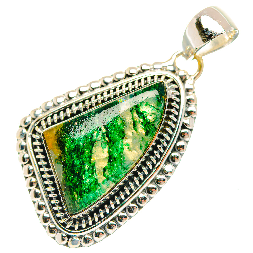 Triangular green aventurine pendant in 925 sterling silver with detailed rope border