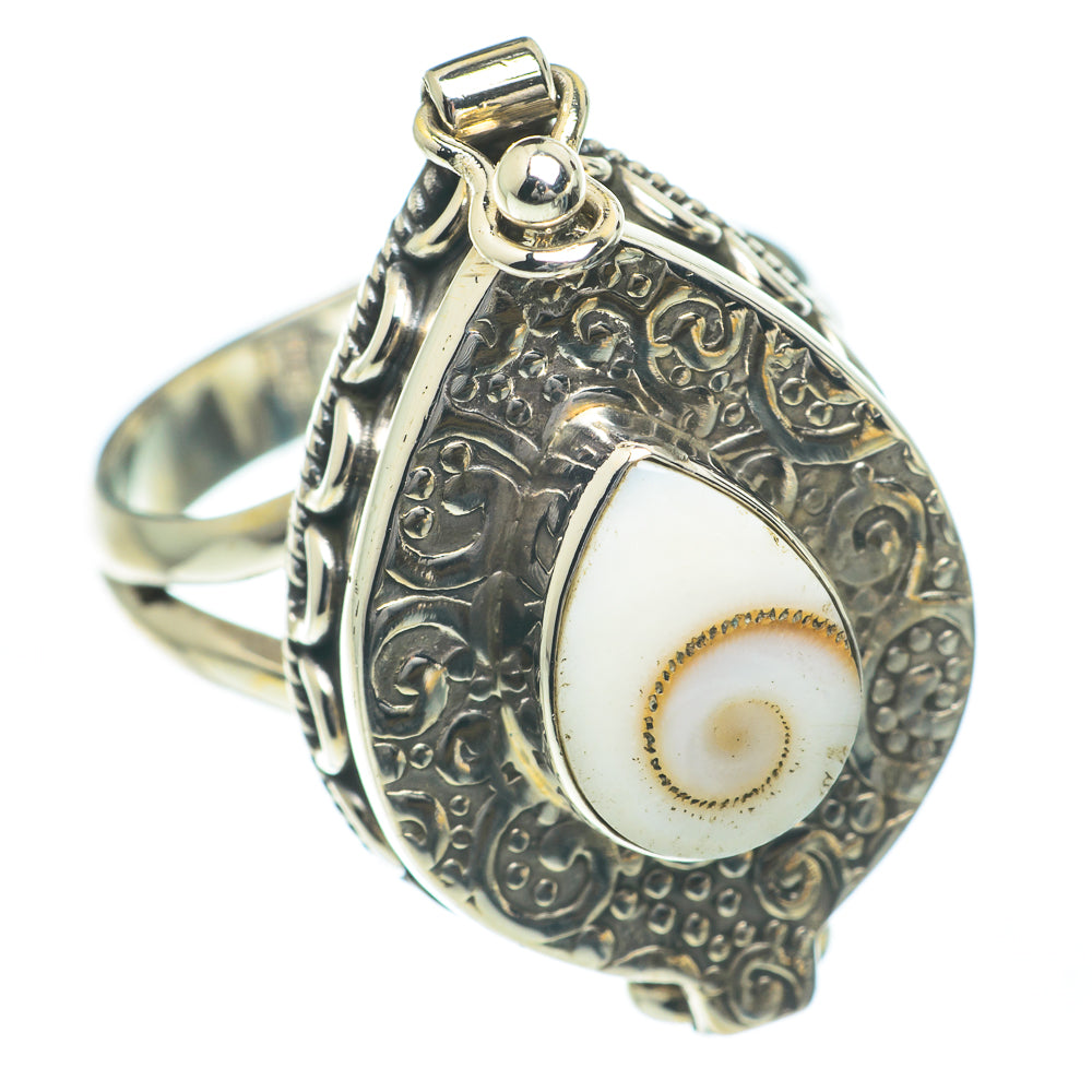 Sterling silver eye motif ring with oval white stone, engraved surround, size 7.5