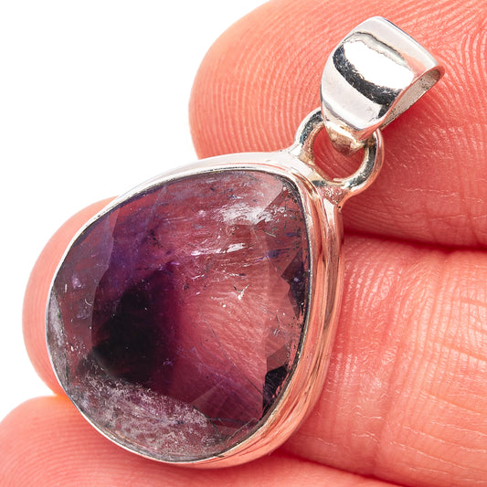 Oval bi-color amethyst pendant in .925 sterling silver with faceted purple stone