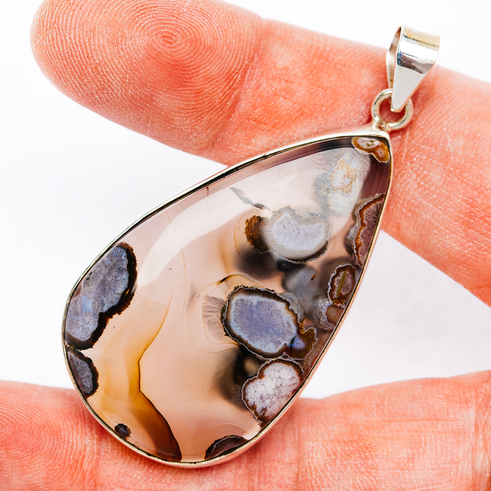 Teardrop flower agate pendant in .925 sterling silver with detailed stone cutout