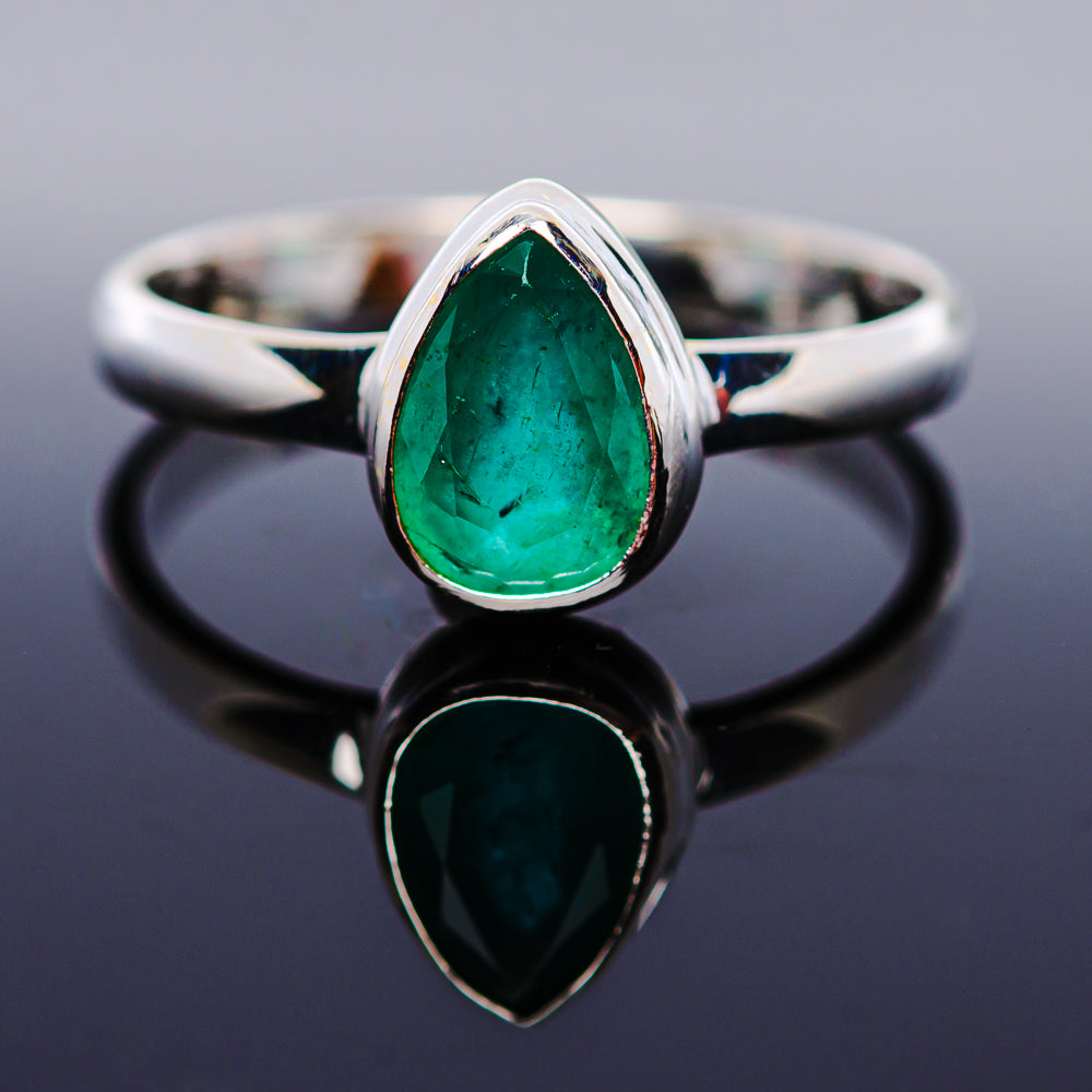 Teardrop emerald green gemstone sterling silver ring with prong setting
