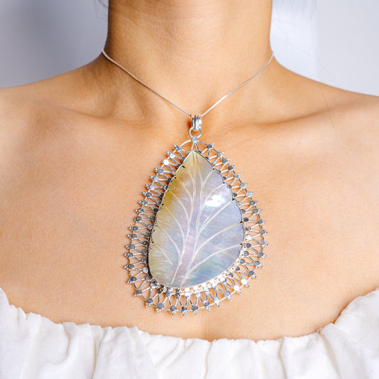 Large mother-of-pearl teardrop pendant in .925 sterling silver on a fine chain