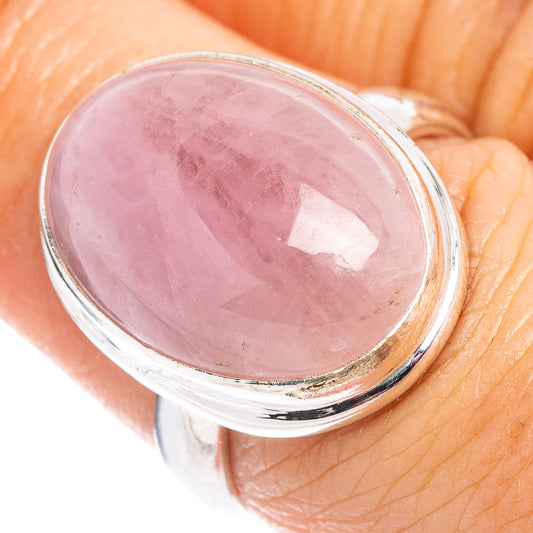 Oval pink kunzite stone sterling silver ring, close-up on gemstone face
