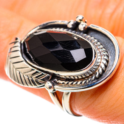 Sterling silver oval onyx ring with leaf engraving and stone bezel, size 6.75