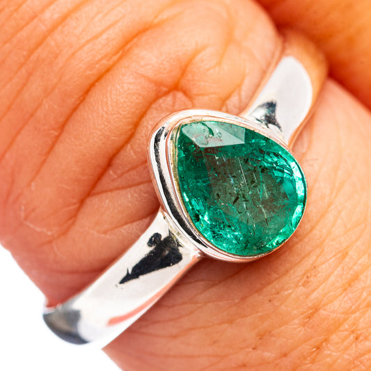 Oval green emerald ring in .925 sterling silver, close-up on top setting