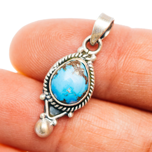 Turquoise oval pendant in .925 sterling silver with ornate rope edge