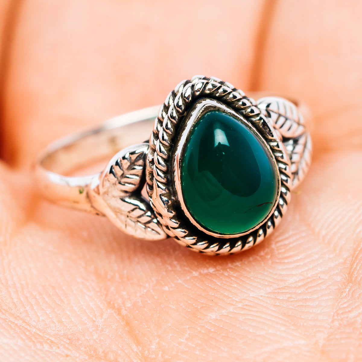 Sterling silver oval green onyx ring with rope border, size 6.25