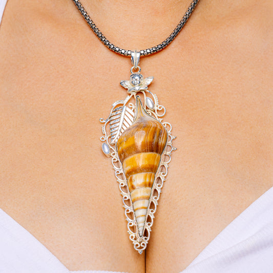 925 sterling silver conch seashell pendant necklace with cultured pearl-like center