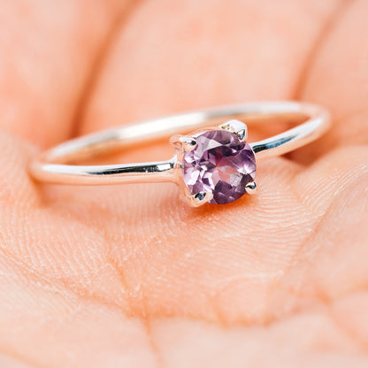 Amethyst round-stone prong stackable ring in .925 sterling silver, size 8.5