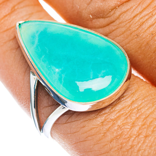 Teardrop chrysoprase ring in .925 sterling silver, size 10, green cabochon close-up