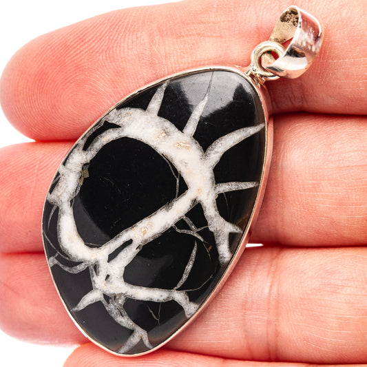 925 sterling silver pendant with oval black stone and white veining