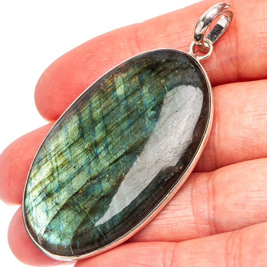Silver-plated oval labradorite pendant with green-blue flash gemstone