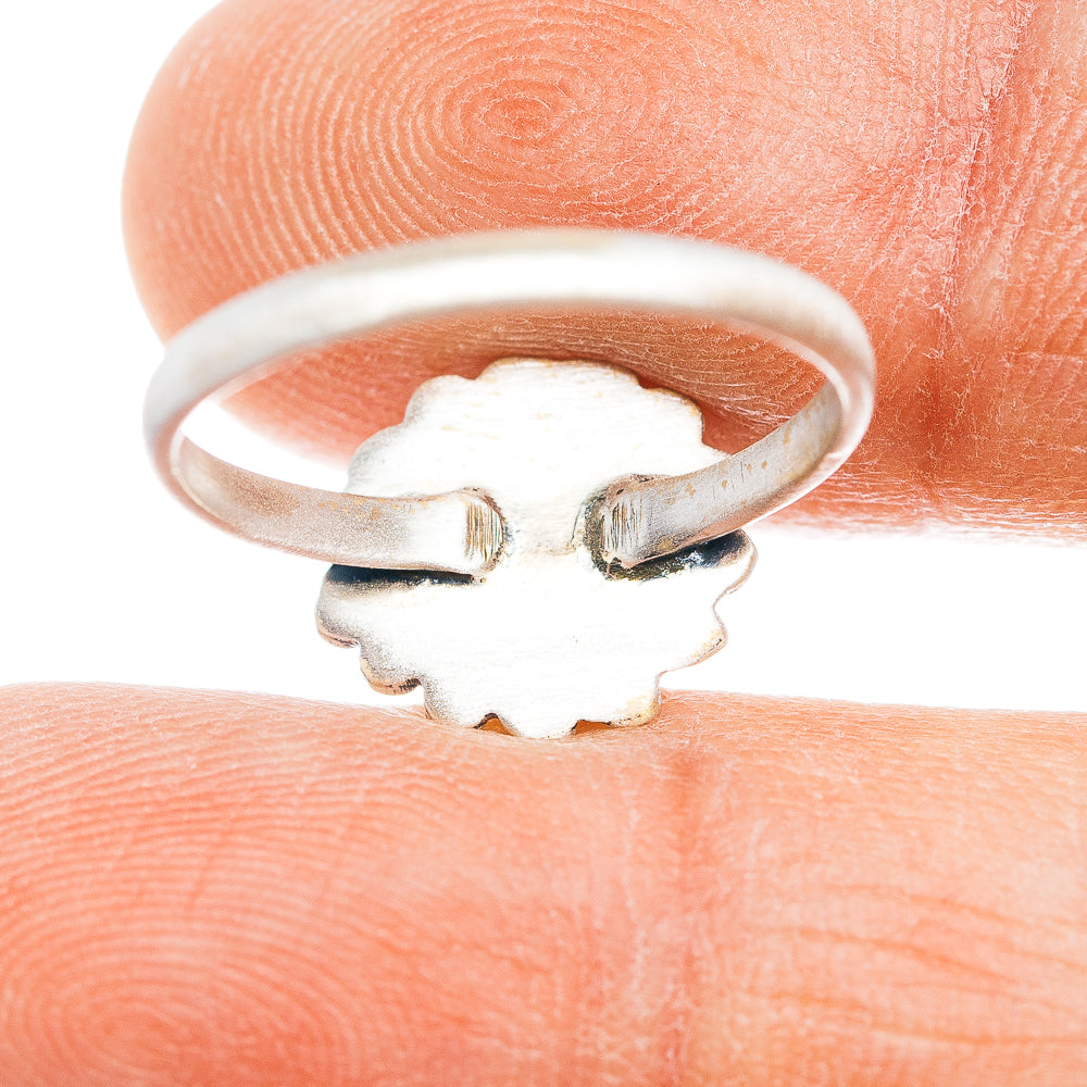 Southwestern sterling silver ring with turquoise cabochon, side view of scalloped band