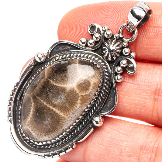 Fossil coral oval pendant in .925 sterling silver, ornate scalloped bezel