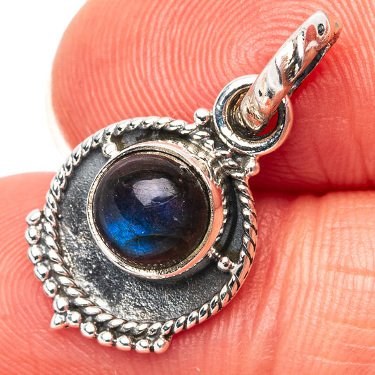 Sterling silver labradorite pendant with round blue gemstone in rope and bezel setting