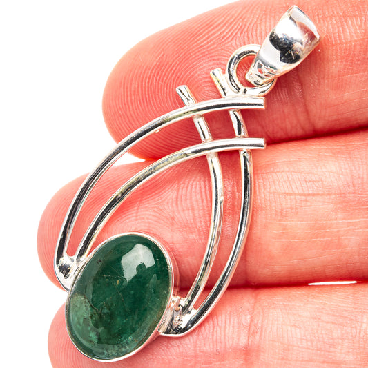 Oval green gemstone pendant in .925 silver with curved openwork bars