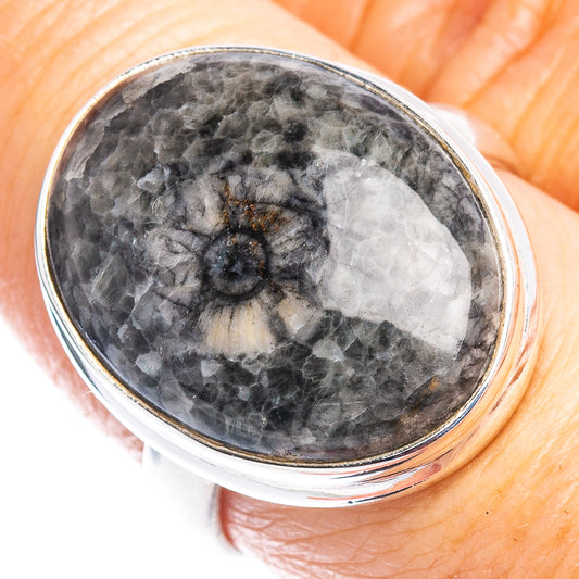 Oval stingray coral cabochon ring in .925 sterling silver, dark gray marbled pattern