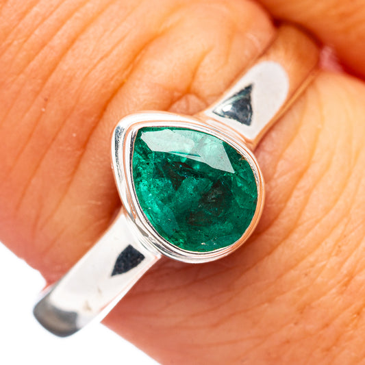 Oval green faceted gemstone ring in .925 sterling silver, close-up on band and setting