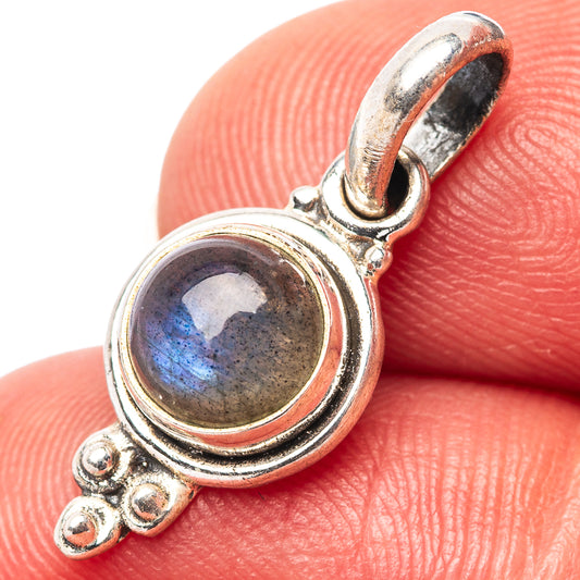 Labradorite pendant in .925 sterling silver with oval bezel and scalloped frame