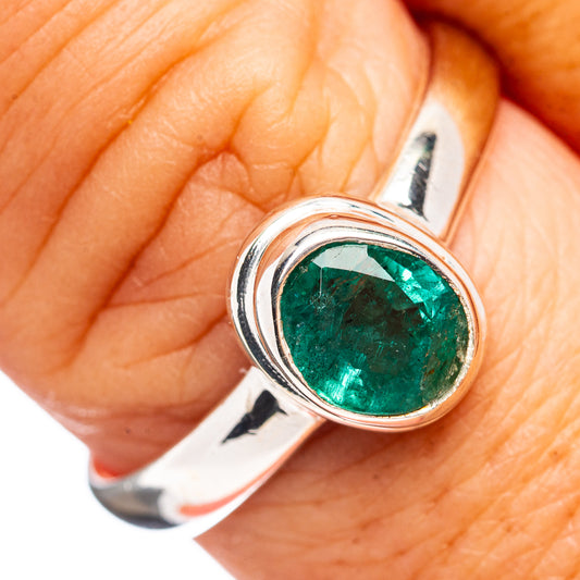 Sterling silver ring with round green emerald gemstone, close-up on setting and band