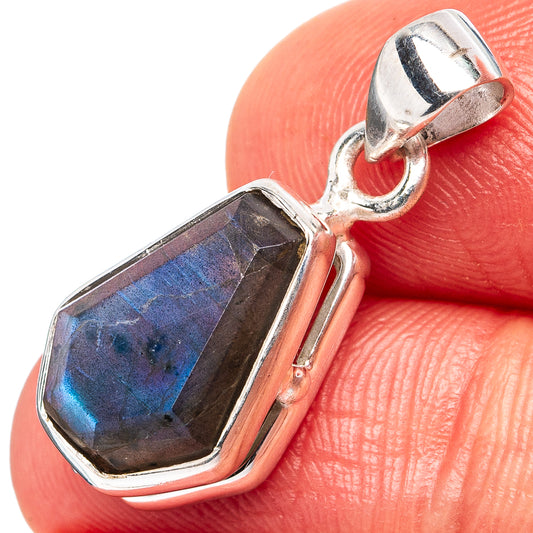 Faceted labradorite pendant in .925 sterling silver with blue-gray stone setting