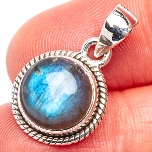 Labradorite pendant in .925 sterling silver, round bezel with rope border