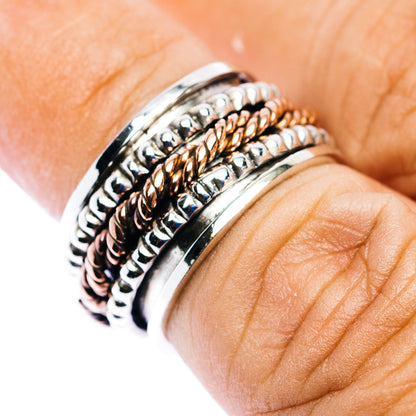 Spinner ring in .925 sterling silver with braided bands and engraved texture, on finger