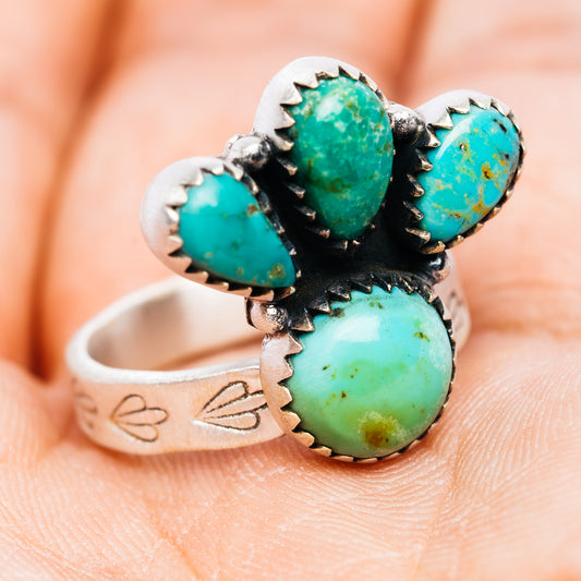 Southwestern turquoise cabochon cluster ring with black silver bezel and scalloped edges