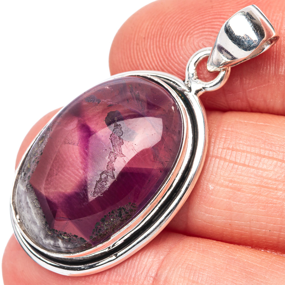 Oval amethyst pendant in 925 sterling silver, bezel-set with top bail; close-up on gemstone