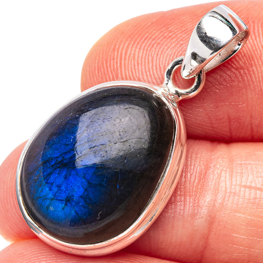 Oval labradorite pendant in .925 sterling silver with blue flash, close-up bail
