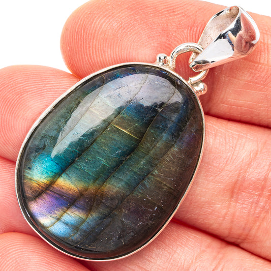 Oval labradorite pendant in 925 sterling silver, with blue-green flash bezel
