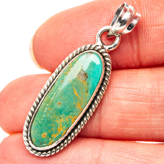 Turquoise oval pendant in .925 sterling silver with rope-edged bezel and hinged bail