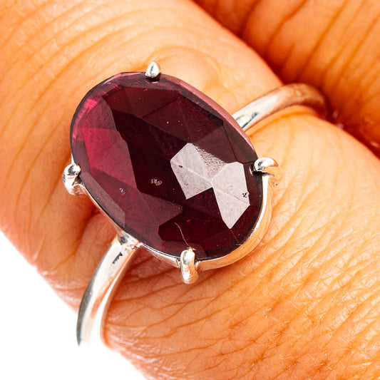 Faceted garnet ring in .925 sterling silver with oval center stone