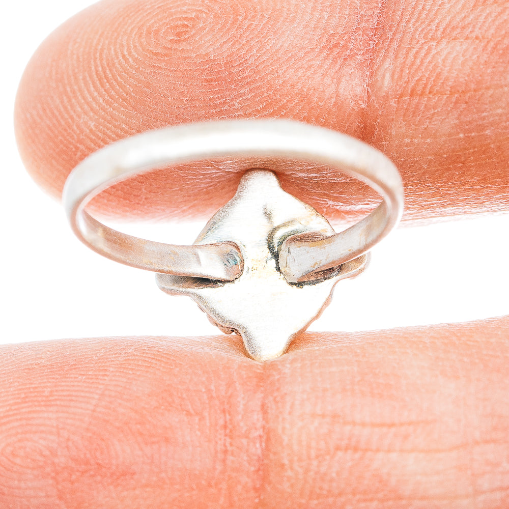 Sterling silver ring with raised star under the green turquoise center, size 7