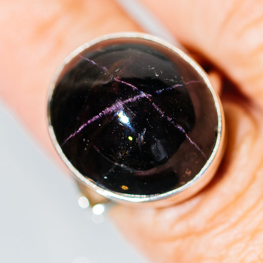 Sterling silver star garnet ring with round dark gem and purple starburst reflection