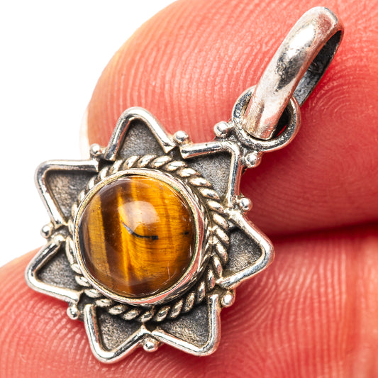 Tiger's eye pendant in .925 sterling silver, round stone in star frame