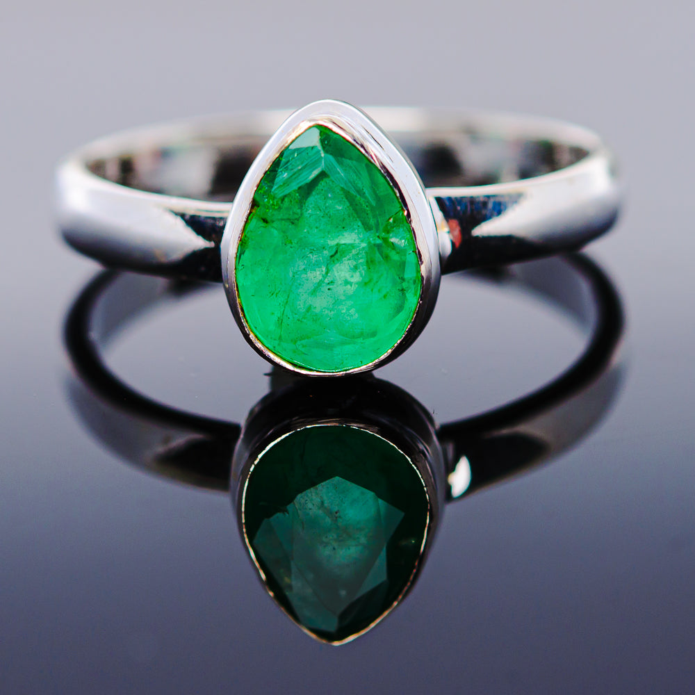 Oval green gemstone emerald ring in .925 sterling silver, size 7