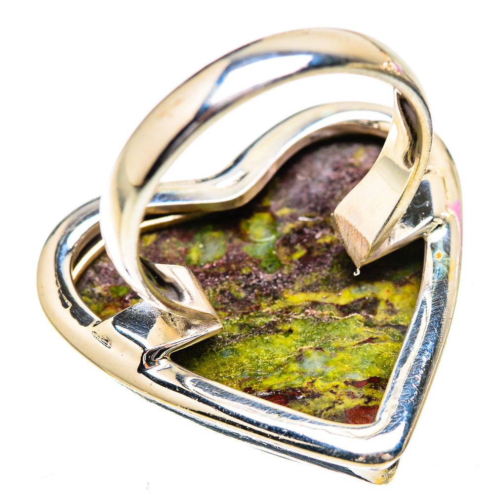 Heart-shaped jasper ring in 925 sterling silver, side view of metal setting and band