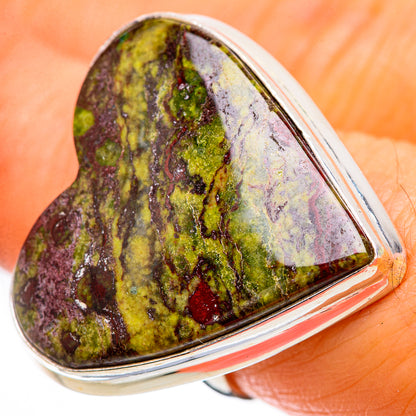Heart-shaped jasper ring in 925 sterling silver, green and purple stone, close-up