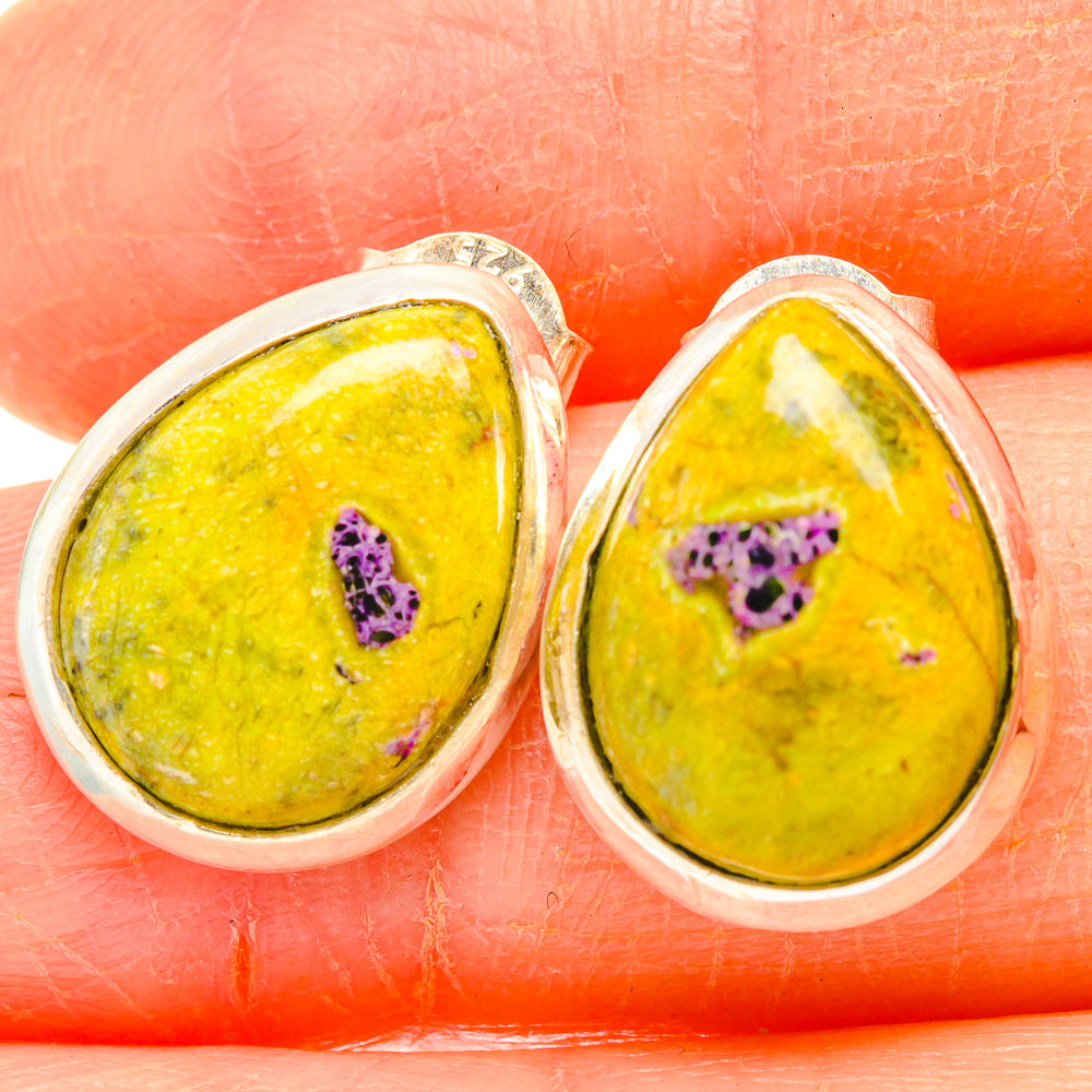 Teardrop earrings in 925 sterling silver with yellow-green cabochon and purple inclusions