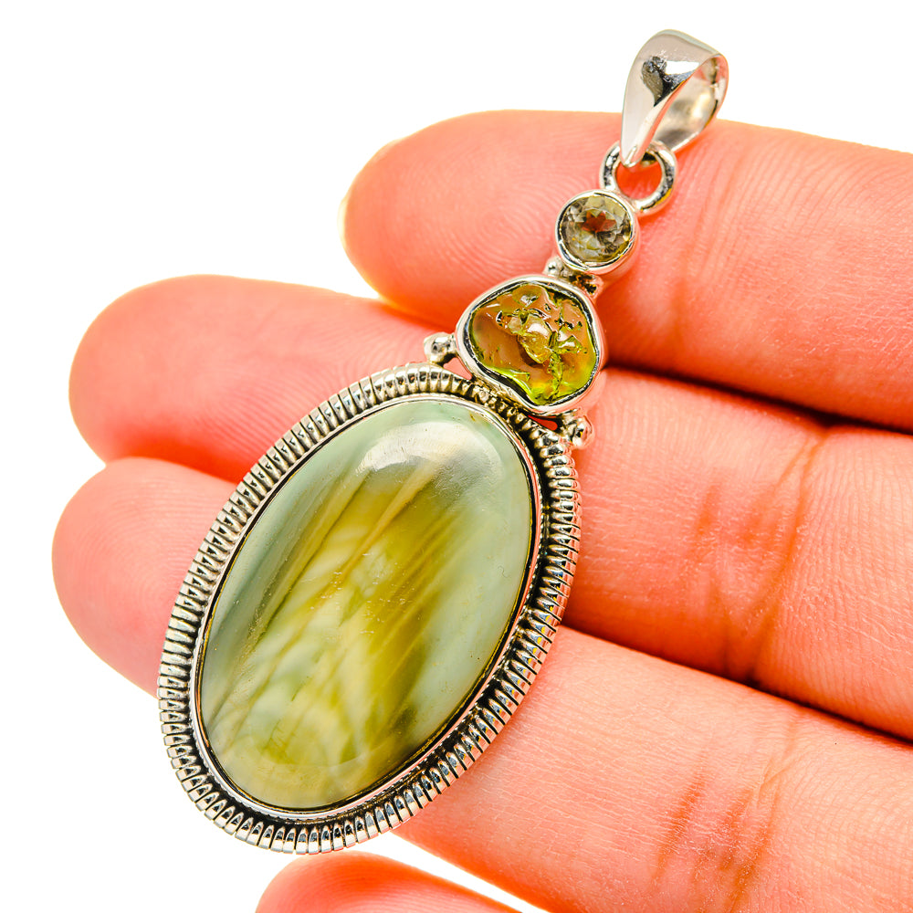 Oval green-yellow jasper pendant in 925 sterling silver with textured bezel and side stones