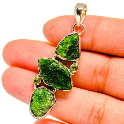 Green rough-stone pendant with peridot accents in gold-tone 925 silver setting