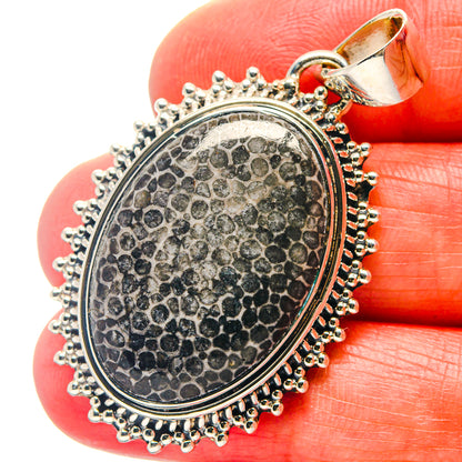 Round silver stingray texture pendant with oval frame and small top bail