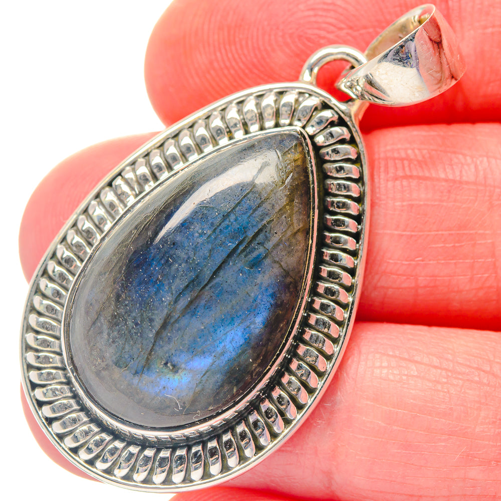 Labradorite oval pendant in 925 sterling silver with textured halo bezel