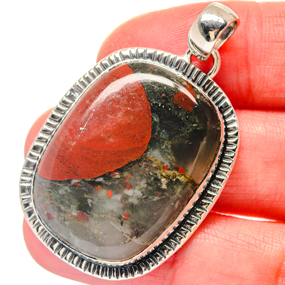 Oval bloodstone pendant with red-green stone in ridged 925 sterling silver bezel