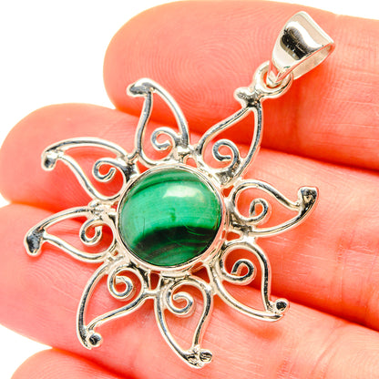 Malachite 925 sterling silver pendant with green round cabochon and curled filigree arms